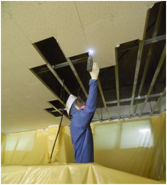 석면(텍스)해체 작업 중